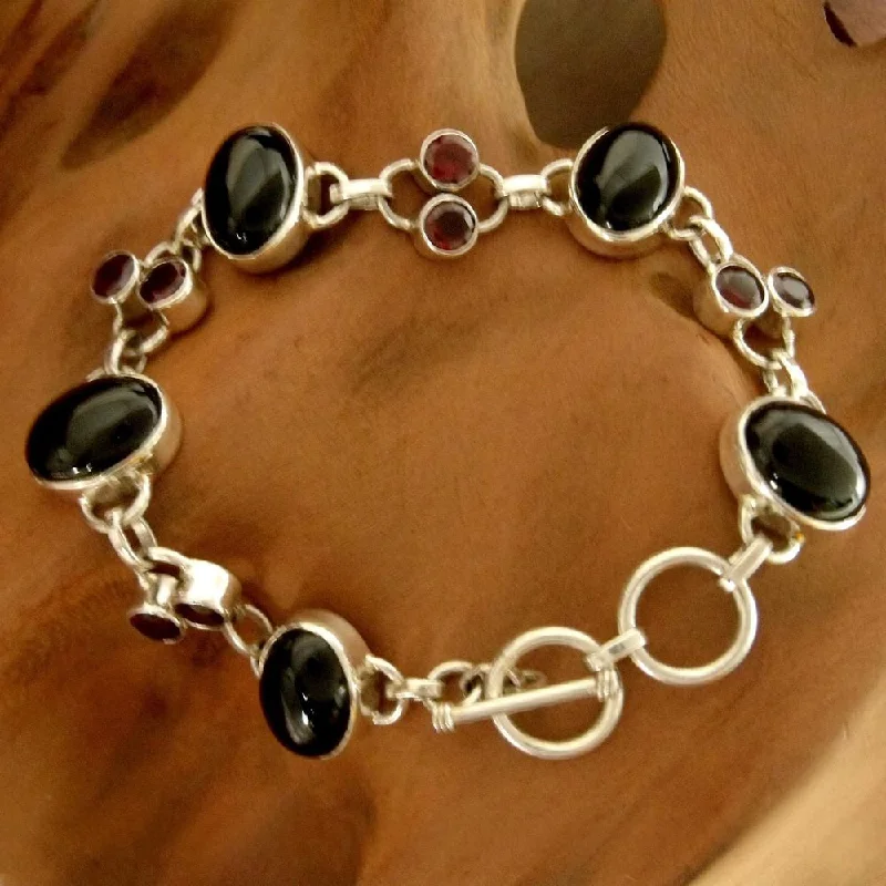 Handmade Sterling Silver 'Festive Night' Onyx Garnet Bracelet (India)